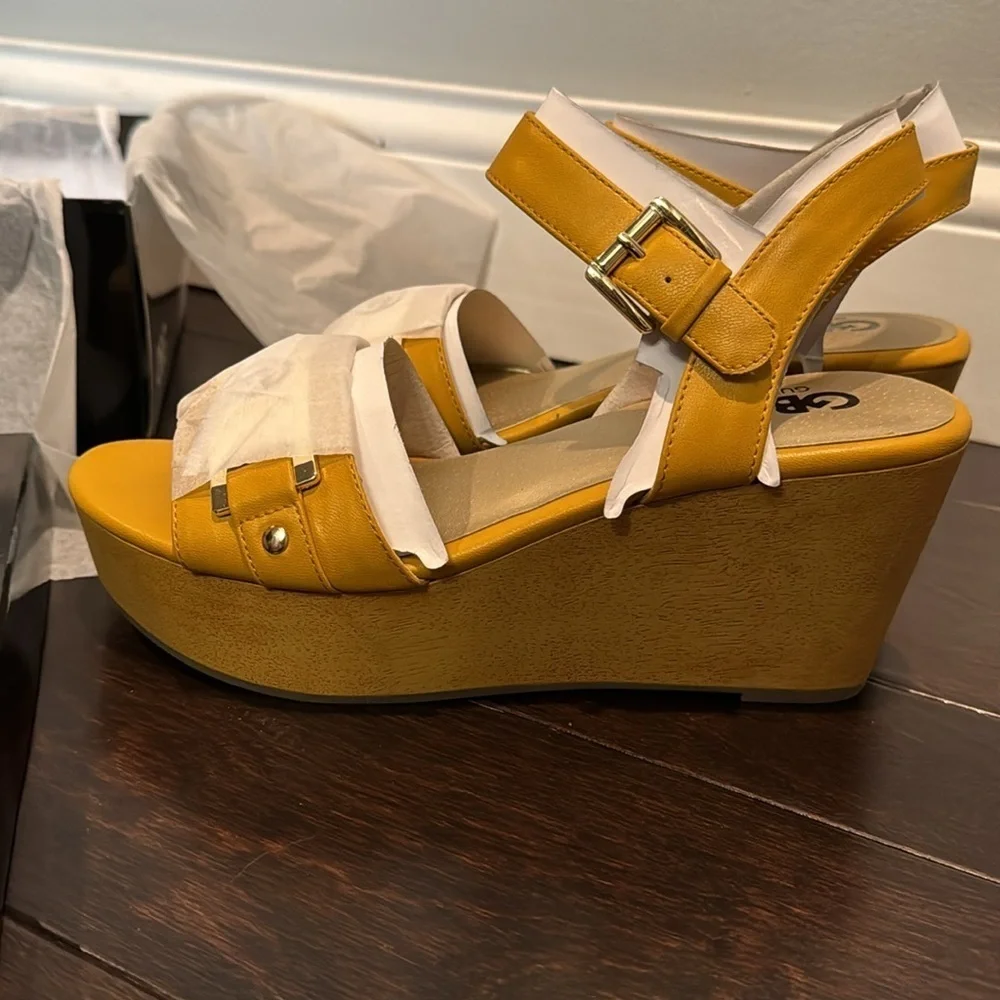 GBG Los Angeles Guess yellow wedge sandals NIB 9M